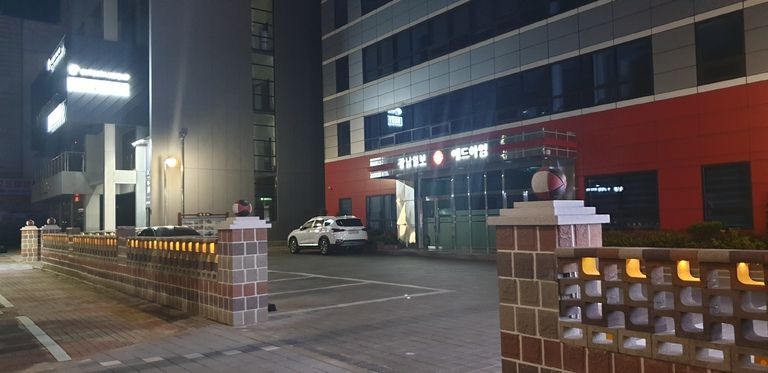세종벽돌 ㄹ자형 + 풍경벽돌 사고석 조합 야간LED조명사진 #32