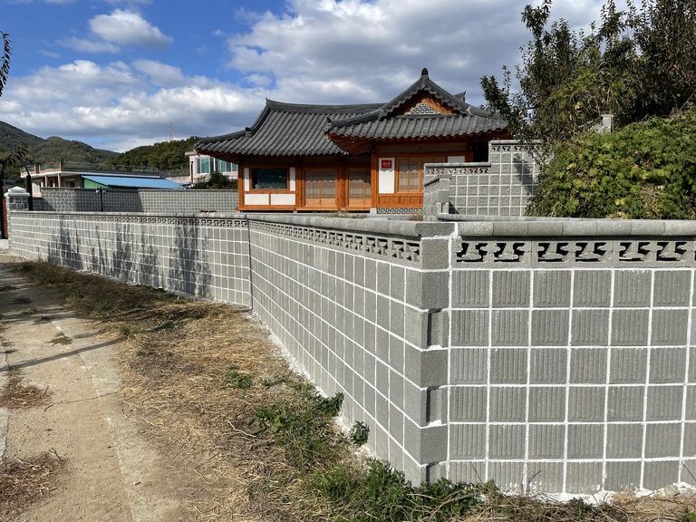 #49 [경북 경산] 한옥집 담장은 한식기와형 풍경벽돌 사괴석 담장