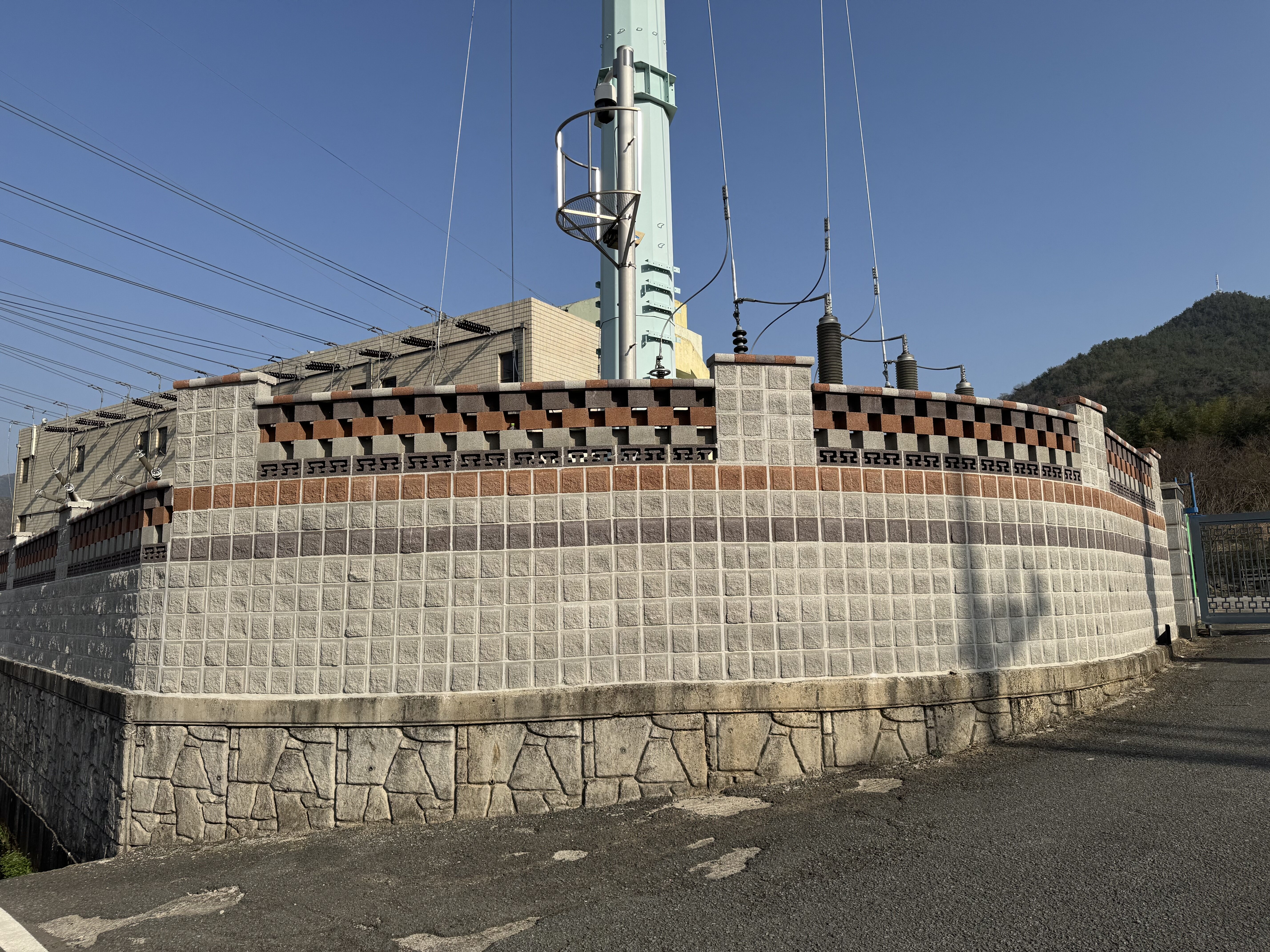 #76 전력발전소 출입구 담장도 멋있게